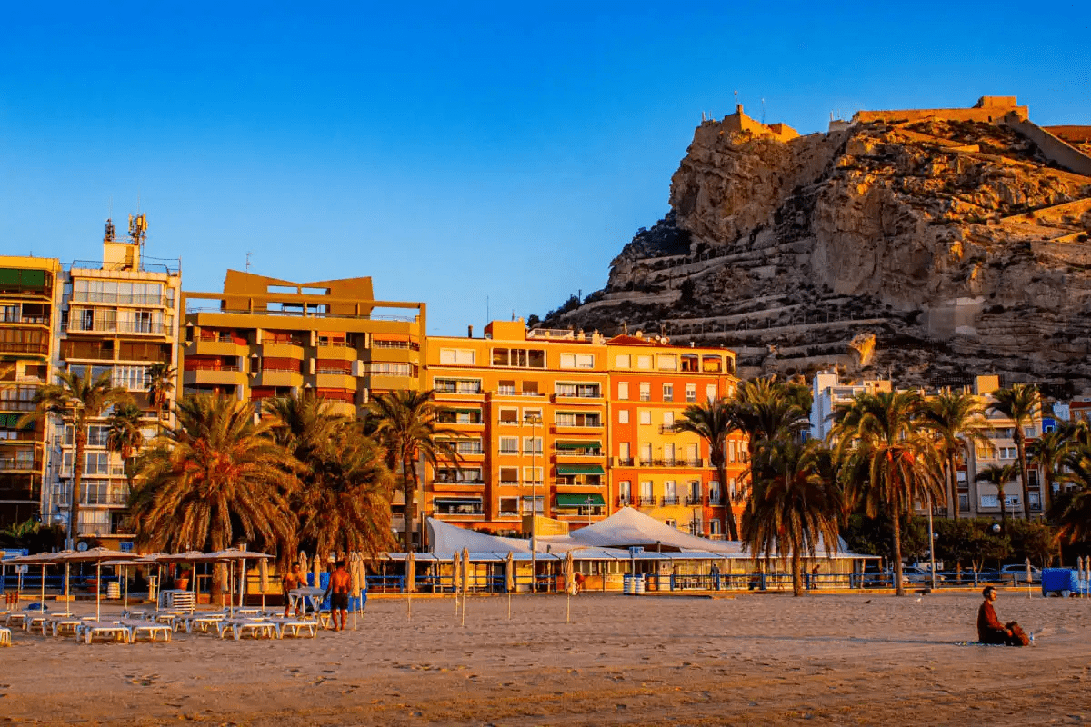 Plage de San Juan à Alicante — quartier prisé pour acheter une résidence secondaire