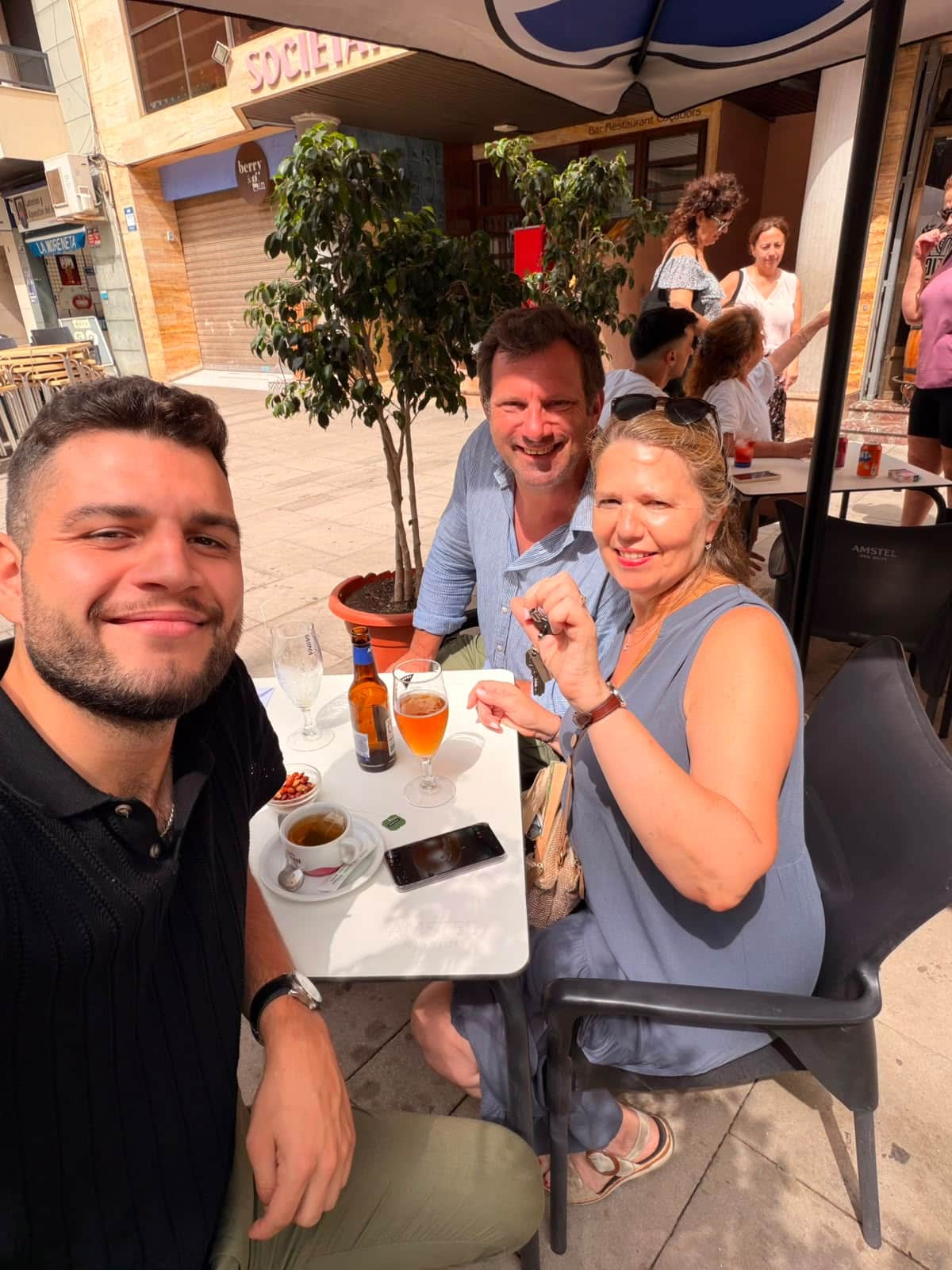 Remise des clés à des clients Hola Immobilier en terrasse en Espagne